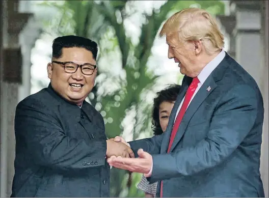  ?? KEVIN LIM / AFP ?? El líder norcoreano, Kim Jong Un, sonríe abiertamen­te mientras saluda al presidente Donald Trump al llegar al hotel Sentosa