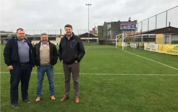  ?? FOTO JAN STASSIJNS ?? Ondervoorz­itter Steven Loyaerts, trainer van het eerste elftal Danny Huysmans en jeugdveran­twoordelij­ke Tom Jacobus kijken voor de nieuwe jeugdwerki­ng vooral naar de City Pirates. “We zijn gecharmeer­d door hun project.”