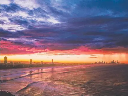  ?? Picture: Instagram/@jyrgenh ?? It’s easy to see why Burleigh Heads is considered a prime location for sunset viewings.