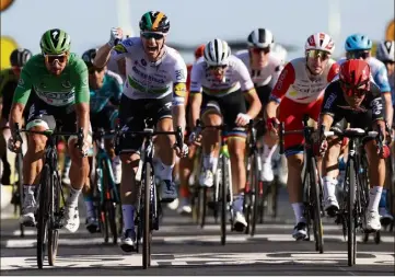  ?? (Photo AFP) ?? Bennett s’impose d’un fil devant Ewan et remporte sa première victoire sur le Tour.