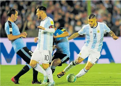  ?? MARCELO CARROLL ?? Figura. Messi, en uno de los momentos confusos del partido, queda a contramano de Icardi.