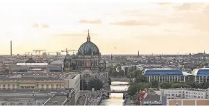  ?? FOTO: ROBERT GÜNTHER/DPA-TMN ?? Berliner Dom und Spree: Die Hauptstadt hat nicht nur Weltstadt-Charakter ( jedenfalls an manchen Orten), hier finden sich auch viele kulturelle Einflüsse aus der ganzen Welt.