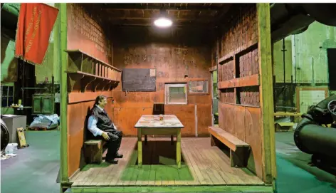  ?? FOTO: OLIVER DIETZE ?? Ein Wachmann sitzt in dem „Bierdeckel­raum“, der als Exponat in der Ausstellun­g „Mon Trésor“im Weltkultur­erbe Völklinger Hütte aufgebaut wurde.