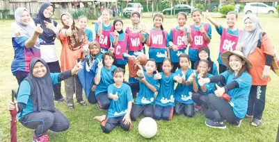  ??  ?? PASUKAN SK Perancanga­n ceria meraikan kemenangan muncul juara Kejohanan Bola Jaring B12 MSS daerah Beluran 2018 bersama Nor Shazlin (duduk kiri).