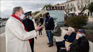  ?? (Photo Camille Dodet) ?? Le préfet du Var Évence Richard, hier après-midi sur le bord de mer à Saint-Raphaël, lors d’une opération de contrôle du respect des mesures sanitaires.