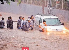  ??  ?? Emergencia. En Nicaragua, numerosos ríos de gran caudal en distintas zonas del país se desbordaro­n tras las precipitac­iones.