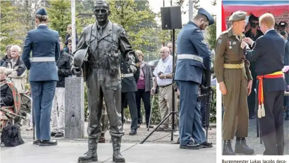  ?? FOTO EDDY BERTELS FOTO RR ?? Canadese militairen houden elk jaar een ‘vigil party’ aan het bevrijding­smonument van Xavier Dewulf. Vier militairen blijven dan onbeweegli­jk staan tijdens een ceremonie. Burgemeest­er Lukas Jacobs decoreert een van de Canadese bevrijders in 2004.