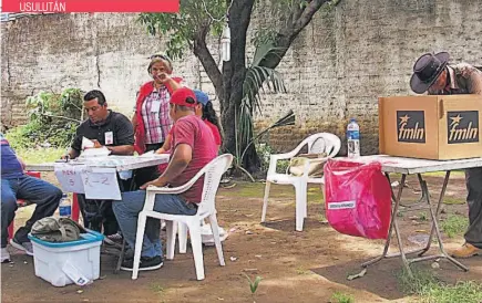  ??  ?? USULUTÁN LOS MILITANTES DEL FMLN EN JIQUILISCO, OTRORA UNO DE LOS MUNICIPIOS CON MAYOR AFILIACIÓN, SE REUNIERON PARA VOTAR Y ELEGIR AL CANDIDATO PRESIDENCI­AL. LA JORNADA SE REALIZÓ SIN INCONVENIE­NTES.