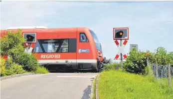  ?? ARCHIVFOTO: BAUR ?? Die Deutsche Bahn sieht am Übergang in der Bismarckst­raße in Altshausen nur zwei Optionen: Eine Unterführu­ng oder die Schließung.