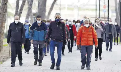  ?? JAIME GALINDO ?? ((
Los participan­tes llevan mascarilla, salen en grupos de cuatro y distanciad­os. -