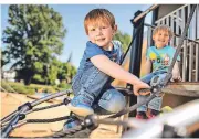  ?? FOTO: RALPH MATZERATH ?? Der Wasserspie­lplatz in Monheim ist wieder offen – Julian (vorne) und Benjamin freuen sich.