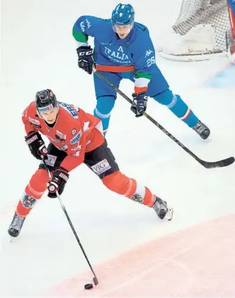  ?? Foto: APA / Georg Hochmuth ?? Brian Lebler, hier beim 3:2 im letzten Test gegen Italien, soll bei der B-WM in Polen für österreich­ische Tore sorgen. Vor zwei Jahren trug er bei der B-WM in Südkorea als bester Schütze des Turniers sechs Goals zum Aufstieg bei.