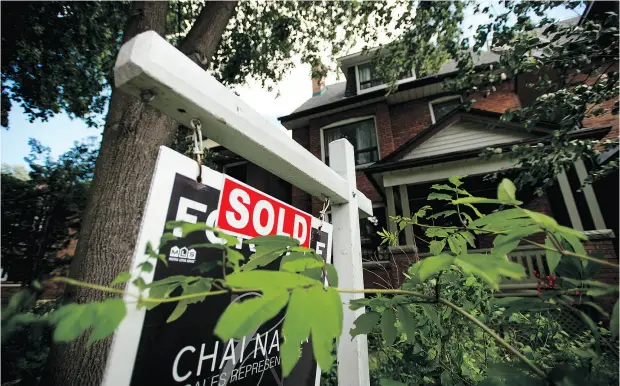  ?? TYLER ANDERSON / NATIONAL POST FILES ?? The bubblelike action of real estate prices in the Toronto and Vancouver markets has been garnering a lot of attention, but it is also a time when rational decision-making is set aside because investors have a fear of missing out, Martin Pelletier...
