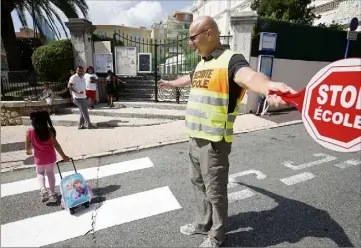  ?? (Photo Jean-François Ottonello) ?? Âgé de  ans, Hervé Sauvage remplit le rôle de « papy trafic » devant l’école de l’Hôtel de ville depuis trois ans.