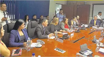  ??  ?? Posturas. Diputados de la Asamblea Legislativ­a dijeron estar de acuerdo con la decisión del Gobierno de desconocer al Gobierno de Nicolás Maduro.