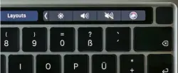  ??  ?? Tampoco es nuevo: en lugar de teclas de función el MacBook Pro tiene una minipantal­la. La Touchbar se adapta automática­mente al programa abierto.