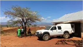  ?? Bild: PRIVAT ?? Rotarys läkare tar sig via jeep till avlägsna byar i Kenya. Många av patientern­a är undernärda eller har sjukdomar som malaria och dysenteri.