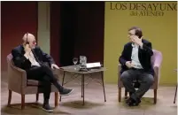  ?? ?? Salman Rushdie conversand­o con Javier Cercas.