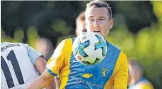  ?? FOTO: VOLKER STROHMAIER ?? Der FV Biberach (hier Johannes Fuchs) spielte in Straßberg 0:0 und bleibt an der Tabellensp­itze.