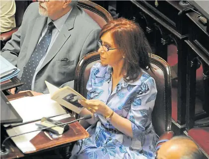  ??  ?? Con banca. Cristina Kirchner en una sesión del Senado, en diciembre. No prosperarí­a el pedido de desafuero.