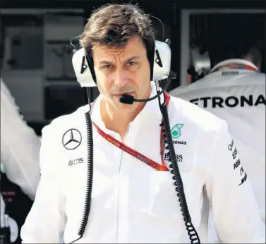  ??  ?? Toto Wolff, director de competició­n de Mercedes, en el paddock del circuito de Malasia.