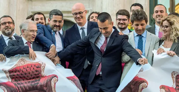  ??  ?? Ai vertici Anche nel flashmob 5s sul taglio dei parlamenta­ri, i due veneti Federico D’Incà e Riccardo Fraccaro sono accanto al capo politico Luigi Di Maio