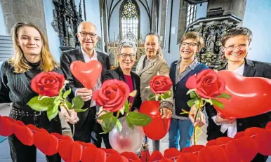  ?? Foto: Sarah Jonek ?? Fünf Botschafte­rinnen und ein Botschafte­r der Liebe (v. l.): Diakonie-azubi Luisa Berger, Christoph Steffen (Lydia–kg), Christel Weber (Neustädter-marien-kg), Dorothea Prüßner-darkow (Lydia-kg) sowie Karla Wessel und Nora Göbel (Dietrich-bonhoeffer-kg).