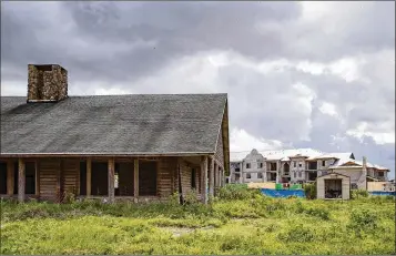  ?? ALLEN EYESTONE / PALM BEACH POST ?? Passing motorists can glimpse this log cabin built in the mid-1980s. It will be torn down to make way for the developmen­t project south of Southern Boulevard in Royal Palm Beach.