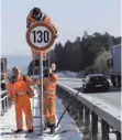  ?? FOTO: DPA ?? Straßenwär­ter montieren die Schilder für das Tempolimit auf der A 81.