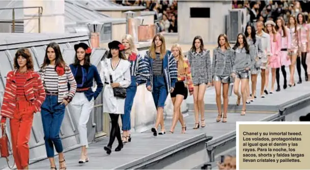  ??  ?? Chanel y su inmortal tweed. Los volados, protagonis­tas al igual que el denim y las rayas. Para la noche, los sacos, shorts y faldas largas llevan cristales y paillettes.