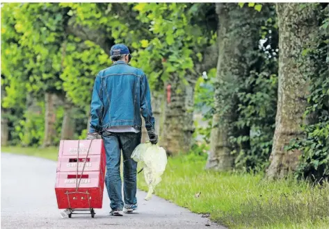  ?? FOTO: DIRK GULDNER ?? Armut in Saarbrücke­n: Ein Flaschensa­mmler versucht sein Glück am Staden.