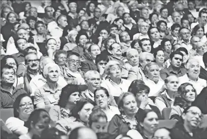  ??  ?? El titular del Ejecutivo local, Miguel Ángel Mancera, encabezó la ceremonia de entrega de 6 mil 600 tarjetas de la Pensión Alimentari­a a adultos mayores de 68 años en el Auditorio Nacional ■ Foto Yazmín Ortega Cortés