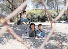  ?? FOTO: BORNSCHEUE­R ?? Abgeschnit­ten von der Außenwelt: Kinder im Flüchtling­slager.
