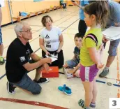  ??  ?? 1. Les élèves de l’école Le Maillon étaient très contents de montrer leurs nouveaux souliers de course. À l’avant-plan, Benoit et Bernard Rancourt. 2. Des activités physiques avaient été organisées hier après-midi pour essayer les nouvelles chaussures....