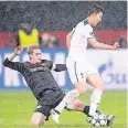  ?? FOTO: DPA ?? Kompromiss­los: Lars Bender (links) im Duell mit Heung-Min Son.