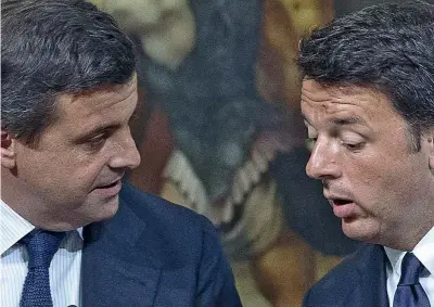  ?? (Ansa) ?? Nel 2016 L’allora premier Matteo Renzi, oggi 43 anni, con il ministro allo Sviluppo economico Carlo Calenda, 44, a Palazzo Chigi