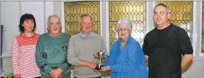  ?? 06_a12invbowl­s06 ?? The inter-club Skip’s Cup winners: Marena Jegorova, Andrew SinLadies clair, Duncan Robertson and Donnie MacQuarrie as Jenny Spiers presents the trophy to Duncan.