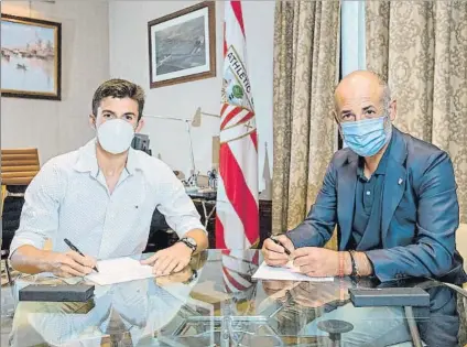  ?? FOTO: ATHLETIC ?? Hasta 2023 Dani Vivian firmó junto a Aitor Elizegi, presidente del club, la renovación de su contrato por tres temporadas más