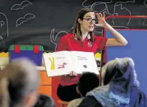  ?? Godofredo A. Vásquez / Staff photograph­er ?? Youth manager Caitlin Campbell leads a story-time reading for toddlers inside the McGovern-Stella Link Library.