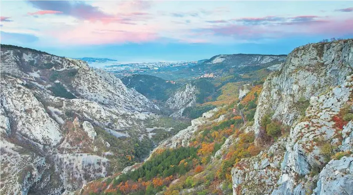  ?? / Foto: Roberto Valenti ?? Z razgledišč nad Glinščico se odpira pogled na morje.