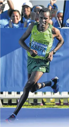  ?? /Gallo Images ?? Titleholde­r in the running: Asefa Negewo storms to victory at the 2016 Cape Town Marathon. The Ethiopian will be back to defend his title in the Mother City on Sunday.