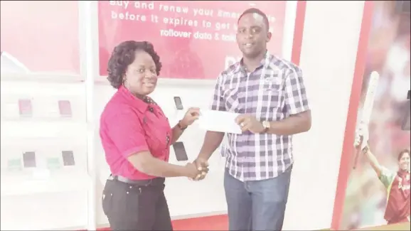  ??  ?? Cellsmart Manager Oshell Bourne (left) hands over the sponsorshi­p cheque to Aubrey Major jr yesterday morning.