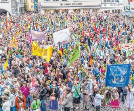  ?? ARCHIVFOTO: CHRISTIAN FLEMMING ?? Mehr als 1600 Kinder sowie begleitend­e Lehrer, aber auch Eltern, Großeltern und andere Lindauer, die ebenfalls vor das Alte Rathaus kommen, werden morgen wieder das Kinderfest­lied anstimmen.