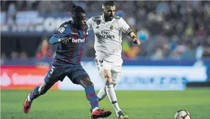  ?? FOTO: GETTY ?? Cheick Doukouré, pugnando por el balón con Benzema en el Levante-Madrid en el que fue protagonis­ta por el penalti a Casemiro