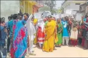  ?? HT PHOTO ?? Women stage antiliquor protest at Chhatarpur in Madhya Pradesh on Wednesday.