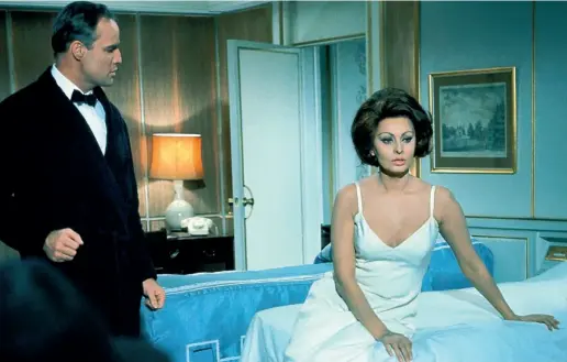  ?? Coppia da Oscar ?? Marlon Brando e Sophia Loren in una scena del film di Charlie Chaplin «La contessa di Hong Kong». La pellicola, girata nel 1967, ottenne critiche negative e risultati deludenti al botteghino