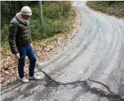  ??  ?? Faille. Le sismologue Etienne Bertrand examine l’entaille visible sur la route. Une caractéris­tique atypique de ce séisme.