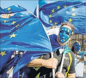  ?? TOLGA AKMEN / AFP ?? Manifestan­tes pro UE, ayer ante el Parlamento británico