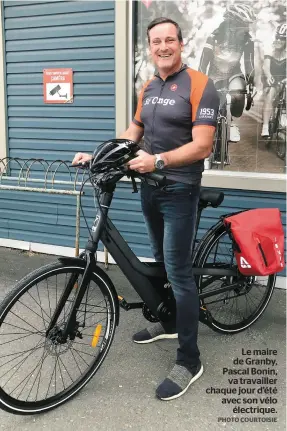  ?? PHOTO COURTOISIE ?? Le maire de Granby, Pascal Bonin, va travailler chaque jour d’été avec son vélo électrique.
