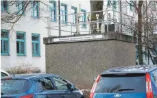  ?? FOTO: ALEXANDER KAYA ?? In Neu-Ulm wird die Schadstoff­belastung in der Luft regelmäßig an einer Messstatio­n bei der Zentralsch­ule in der Gabelsberg­er Straße überprüft.